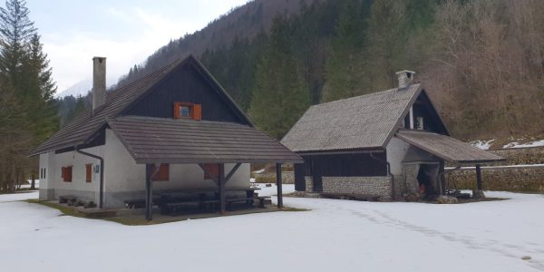 Zadnji nadstrešek z mizami